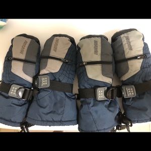 Kids ski gloves.  Size 3-4. $7/pair